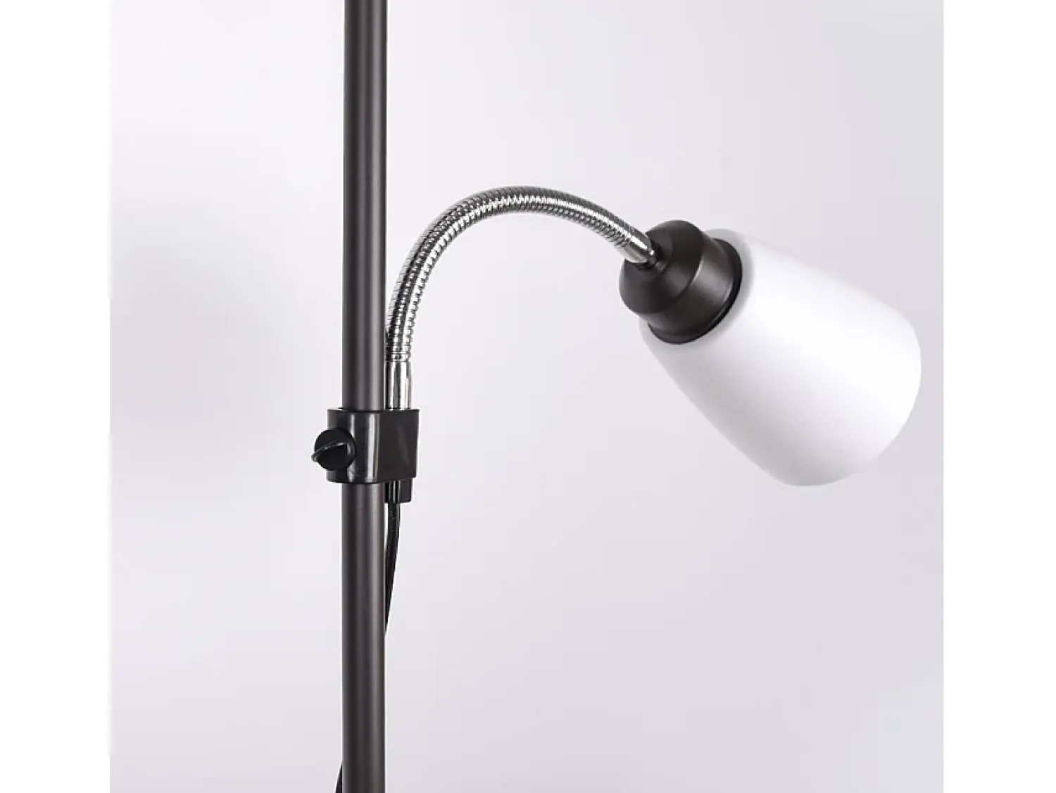 AKUNADECOR Lampara De Pie Varese De Metal Con Acabado De Intelusa Negro